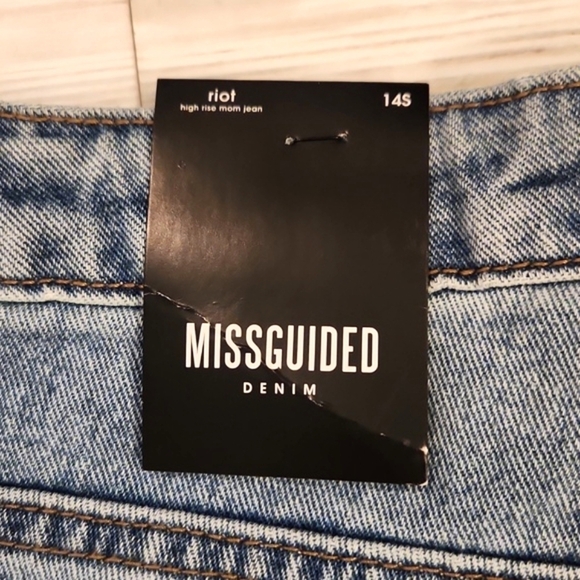 NWT Womens MISSGUIDED Riot high rise distressed mom jeans size 10S. - Picture 9 of 15